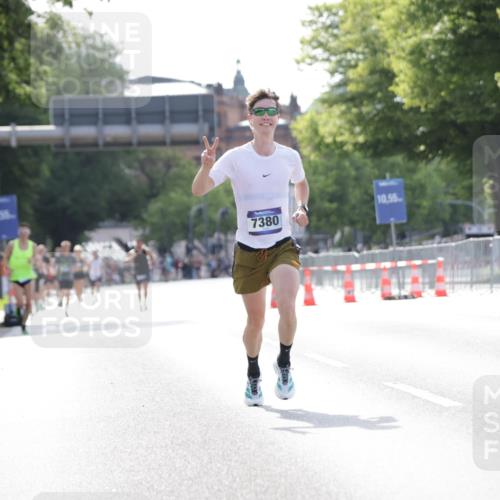29.06.2025 - hella hamburg halbmarathon Jannik Wohlers http://msf.ph/oto/8182539 29.06.2025 09:42:57 Lombardsbrücke 1271, 5301, 6090, 7380, 9385, 9565, 9767, 10867, 13374, 14757, 15483, 15671, 18037, 18328, 18693, 18695, 18989 meine-sportfotos.de
