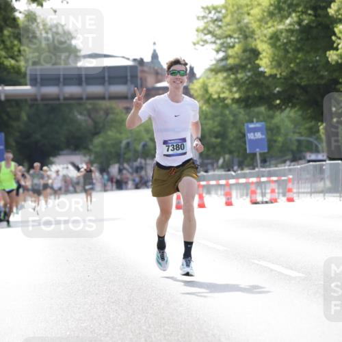 29.06.2025 - hella hamburg halbmarathon Jannik Wohlers http://msf.ph/oto/8182567 29.06.2025 09:42:57 Lombardsbrücke 1271, 5301, 6090, 7380, 9385, 9565, 9767, 10867, 13374, 14757, 15483, 15671, 18037, 18328, 18693, 18695, 18989 meine-sportfotos.de