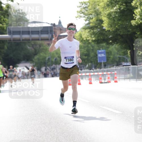 29.06.2025 - hella hamburg halbmarathon Jannik Wohlers http://msf.ph/oto/8182586 29.06.2025 09:42:57 Lombardsbrücke 1271, 5301, 6090, 7380, 9385, 9565, 9767, 10867, 13374, 14757, 15483, 15671, 18037, 18328, 18693, 18695, 18989 meine-sportfotos.de