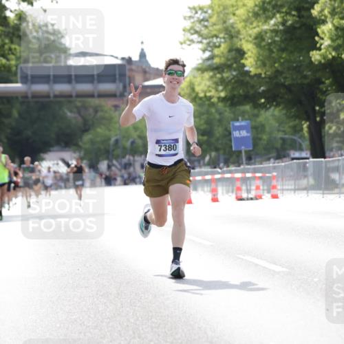 29.06.2025 - hella hamburg halbmarathon Jannik Wohlers http://msf.ph/oto/8182595 29.06.2025 09:42:57 Lombardsbrücke 1271, 5301, 6090, 7380, 9385, 9565, 9767, 10867, 13374, 14757, 15483, 15671, 18037, 18328, 18693, 18695, 18989 meine-sportfotos.de