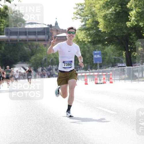 29.06.2025 - hella hamburg halbmarathon Jannik Wohlers http://msf.ph/oto/8182615 29.06.2025 09:42:57 Lombardsbrücke 1271, 5301, 6090, 7380, 9385, 9565, 9767, 10867, 13374, 14757, 15483, 15671, 18037, 18328, 18693, 18695, 18989 meine-sportfotos.de