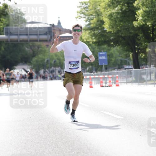 29.06.2025 - hella hamburg halbmarathon Jannik Wohlers http://msf.ph/oto/8182674 29.06.2025 09:42:57 Lombardsbrücke 1271, 5301, 6090, 7380, 9385, 9565, 9767, 10867, 13374, 14757, 15483, 15671, 18037, 18328, 18693, 18695, 18989 meine-sportfotos.de