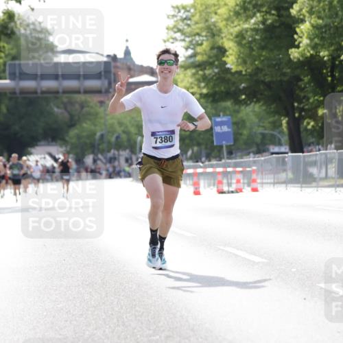 29.06.2025 - hella hamburg halbmarathon Jannik Wohlers http://msf.ph/oto/8182684 29.06.2025 09:42:57 Lombardsbrücke 1271, 5301, 6090, 7380, 9385, 9565, 9767, 10867, 13374, 14757, 15483, 15671, 18037, 18328, 18693, 18695, 18989 meine-sportfotos.de