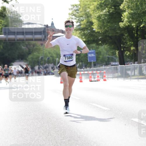 29.06.2025 - hella hamburg halbmarathon Jannik Wohlers http://msf.ph/oto/8182690 29.06.2025 09:42:57 Lombardsbrücke 1271, 5301, 6090, 7380, 9385, 9565, 9767, 10867, 13374, 14757, 15483, 15671, 18037, 18328, 18693, 18695, 18989 meine-sportfotos.de
