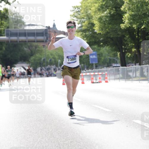 29.06.2025 - hella hamburg halbmarathon Jannik Wohlers http://msf.ph/oto/8182744 29.06.2025 09:42:57 Lombardsbrücke 1271, 5301, 6090, 7380, 9385, 9565, 9767, 10867, 13374, 14757, 15483, 15671, 18037, 18328, 18693, 18695, 18989 meine-sportfotos.de