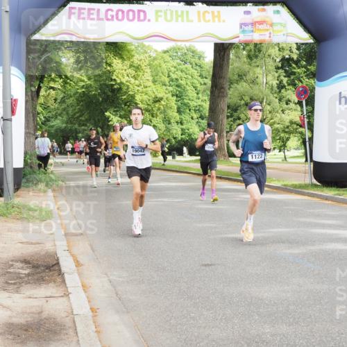 29.06.2025 - hella hamburg halbmarathon MichiJ http://msf.ph/oto/8182772 29.06.2025 10:17:42 Zwischen KM18-KM19 1122, 2604, 10655, 15583 meine-sportfotos.de