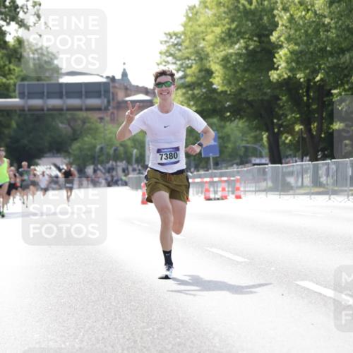 29.06.2025 - hella hamburg halbmarathon Jannik Wohlers http://msf.ph/oto/8182790 29.06.2025 09:42:57 Lombardsbrücke 1271, 5301, 6090, 7380, 9385, 9565, 9767, 10867, 13374, 14757, 15483, 15671, 18037, 18328, 18693, 18695, 18989 meine-sportfotos.de