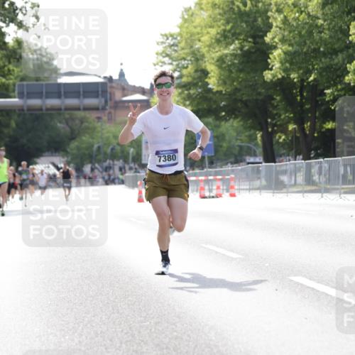 29.06.2025 - hella hamburg halbmarathon Jannik Wohlers http://msf.ph/oto/8182817 29.06.2025 09:42:57 Lombardsbrücke 1271, 5301, 6090, 7380, 9385, 9565, 9767, 10867, 13374, 14757, 15483, 15671, 18037, 18328, 18693, 18695, 18989 meine-sportfotos.de