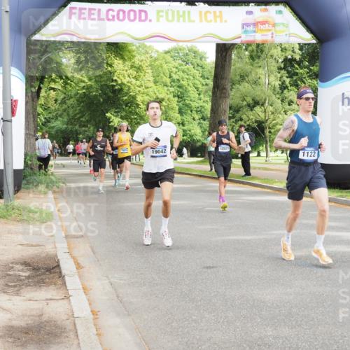 29.06.2025 - hella hamburg halbmarathon MichiJ http://msf.ph/oto/8182831 29.06.2025 10:17:42 Zwischen KM18-KM19 1122, 2604, 10655, 15583 meine-sportfotos.de
