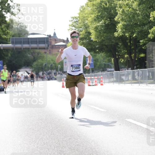 29.06.2025 - hella hamburg halbmarathon Jannik Wohlers http://msf.ph/oto/8182844 29.06.2025 09:42:57 Lombardsbrücke 1271, 5301, 6090, 7380, 9385, 9565, 9767, 10867, 13374, 14757, 15483, 15671, 18037, 18328, 18693, 18695, 18989 meine-sportfotos.de