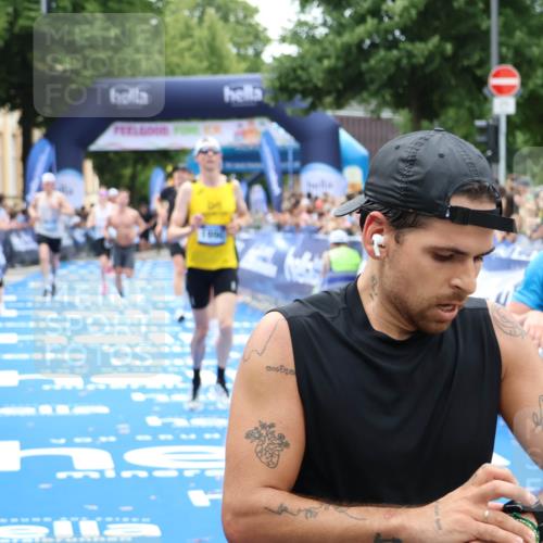 29.06.2025 - hella hamburg halbmarathon Zöllner http://msf.ph/oto/8182856 29.06.2025 10:32:45 Ziel 1990, 7965, 8062, 12987, 13961, 14028, 15054, 16619, 17117, 17151 meine-sportfotos.de