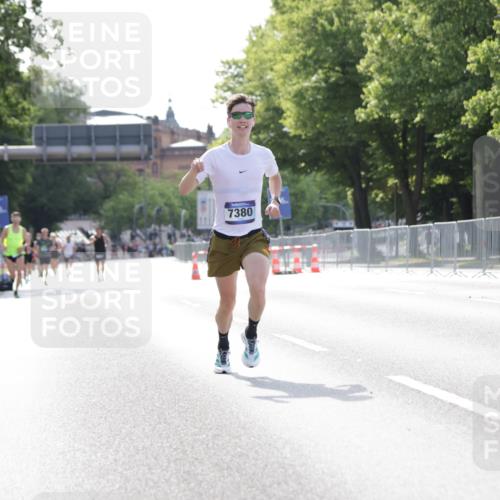 29.06.2025 - hella hamburg halbmarathon Jannik Wohlers http://msf.ph/oto/8182863 29.06.2025 09:42:58 Lombardsbrücke 1271, 6090, 7380, 9565, 9767, 10867, 13374, 14757, 15483, 15671, 18037, 18328, 18693, 18695, 18989 meine-sportfotos.de
