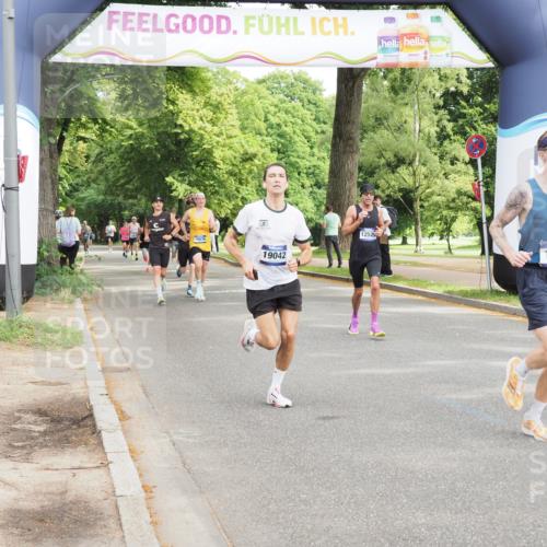 29.06.2025 - hella hamburg halbmarathon MichiJ http://msf.ph/oto/8182872 29.06.2025 10:17:42 Zwischen KM18-KM19 1122, 2604, 10655, 15583 meine-sportfotos.de