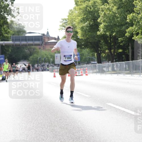 29.06.2025 - hella hamburg halbmarathon Jannik Wohlers http://msf.ph/oto/8182883 29.06.2025 09:42:58 Lombardsbrücke 1271, 6090, 7380, 9565, 9767, 10867, 13374, 14757, 15483, 15671, 18037, 18328, 18693, 18695, 18989 meine-sportfotos.de