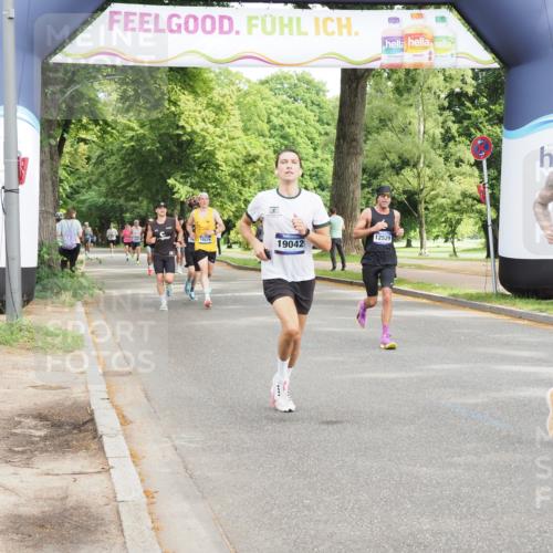29.06.2025 - hella hamburg halbmarathon MichiJ http://msf.ph/oto/8182891 29.06.2025 10:17:43 Zwischen KM18-KM19 1122, 2604, 15583, 17354, 19042 meine-sportfotos.de