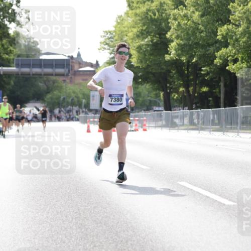 29.06.2025 - hella hamburg halbmarathon Jannik Wohlers http://msf.ph/oto/8182901 29.06.2025 09:42:58 Lombardsbrücke 1271, 6090, 7380, 9565, 9767, 10867, 13374, 14757, 15483, 15671, 18037, 18328, 18693, 18695, 18989 meine-sportfotos.de