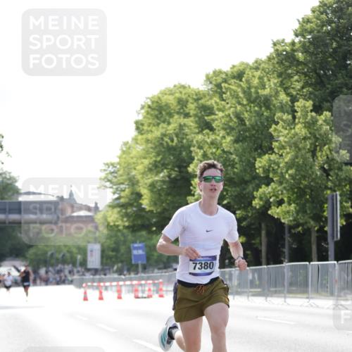 29.06.2025 - hella hamburg halbmarathon Jannik Wohlers http://msf.ph/oto/8182920 29.06.2025 09:42:58 Lombardsbrücke 1271, 6090, 7380, 9565, 9767, 10867, 13374, 14757, 15483, 15671, 18037, 18328, 18693, 18695, 18989 meine-sportfotos.de