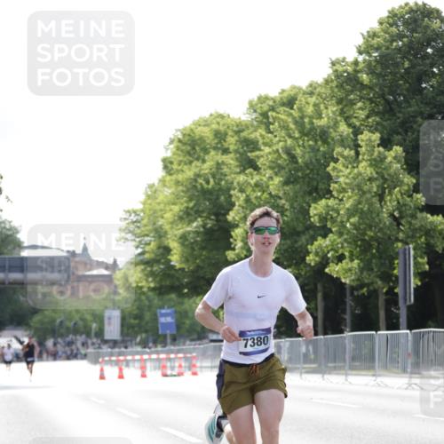 29.06.2025 - hella hamburg halbmarathon Jannik Wohlers http://msf.ph/oto/8182936 29.06.2025 09:42:58 Lombardsbrücke 1271, 6090, 7380, 9565, 9767, 10867, 13374, 14757, 15483, 15671, 18037, 18328, 18693, 18695, 18989 meine-sportfotos.de