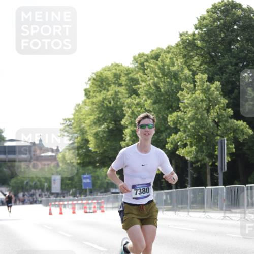 29.06.2025 - hella hamburg halbmarathon Jannik Wohlers http://msf.ph/oto/8182963 29.06.2025 09:42:59 Lombardsbrücke 1271, 6090, 7380, 9565, 9767, 10867, 13374, 14757, 15483, 15671, 18328, 18693, 18695, 18989 meine-sportfotos.de