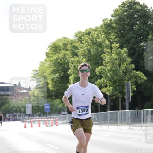 29.06.2025 - hella hamburg halbmarathon Jannik Wohlers http://msf.ph/oto/8182997 29.06.2025 09:42:59 Lombardsbrücke 1271, 6090, 7380, 9565, 9767, 10867, 13374, 14757, 15483, 15671, 18328, 18693, 18695, 18989 meine-sportfotos.de