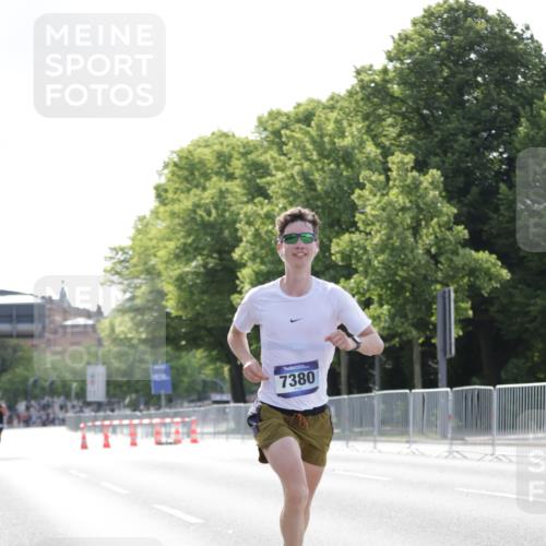 29.06.2025 - hella hamburg halbmarathon Jannik Wohlers http://msf.ph/oto/8183010 29.06.2025 09:42:59 Lombardsbrücke 1271, 6090, 7380, 9565, 9767, 10867, 13374, 14757, 15483, 15671, 18328, 18693, 18695, 18989 meine-sportfotos.de