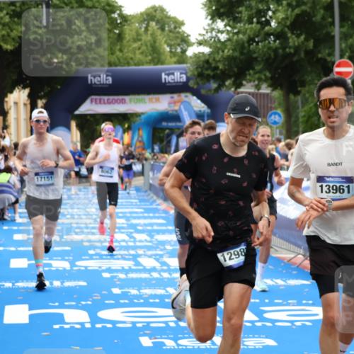 29.06.2025 - hella hamburg halbmarathon Zöllner http://msf.ph/oto/8183032 29.06.2025 10:32:49 Ziel 7965, 8062, 12987, 13686, 13961, 14028, 15054, 16425, 17117, 17151 meine-sportfotos.de