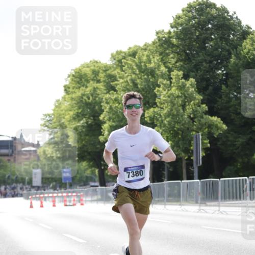 29.06.2025 - hella hamburg halbmarathon Jannik Wohlers http://msf.ph/oto/8183039 29.06.2025 09:42:59 Lombardsbrücke 1271, 6090, 7380, 9565, 9767, 10867, 13374, 14757, 15483, 15671, 18328, 18693, 18695, 18989 meine-sportfotos.de