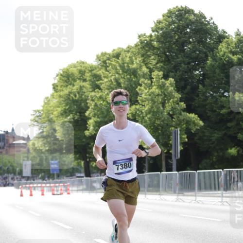29.06.2025 - hella hamburg halbmarathon Jannik Wohlers http://msf.ph/oto/8183070 29.06.2025 09:42:59 Lombardsbrücke 1271, 6090, 7380, 9565, 9767, 10867, 13374, 14757, 15483, 15671, 18328, 18693, 18695, 18989 meine-sportfotos.de