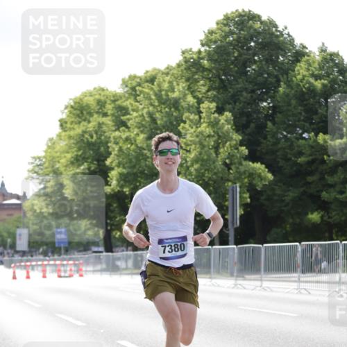 29.06.2025 - hella hamburg halbmarathon Jannik Wohlers http://msf.ph/oto/8183097 29.06.2025 09:42:59 Lombardsbrücke 1271, 6090, 7380, 9565, 9767, 10867, 13374, 14757, 15483, 15671, 18328, 18693, 18695, 18989 meine-sportfotos.de