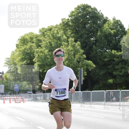 29.06.2025 - hella hamburg halbmarathon Jannik Wohlers http://msf.ph/oto/8183119 29.06.2025 09:42:59 Lombardsbrücke 1271, 6090, 7380, 9565, 9767, 10867, 13374, 14757, 15483, 15671, 18328, 18693, 18695, 18989 meine-sportfotos.de