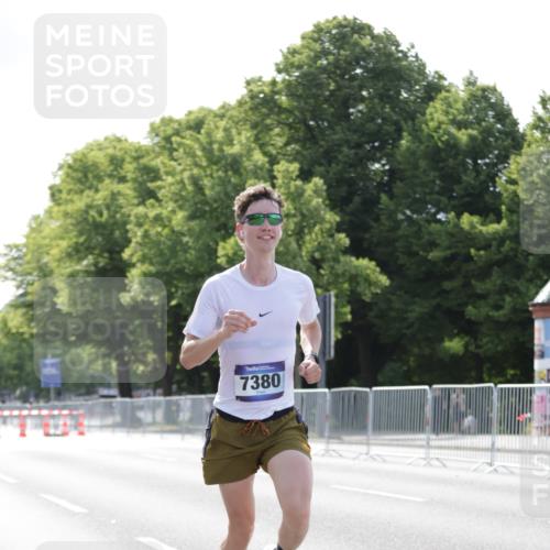 29.06.2025 - hella hamburg halbmarathon Jannik Wohlers http://msf.ph/oto/8183143 29.06.2025 09:42:59 Lombardsbrücke 1271, 6090, 7380, 9565, 9767, 10867, 13374, 14757, 15483, 15671, 18328, 18693, 18695, 18989 meine-sportfotos.de
