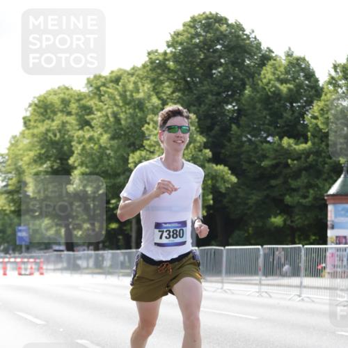 29.06.2025 - hella hamburg halbmarathon Jannik Wohlers http://msf.ph/oto/8183203 29.06.2025 09:42:59 Lombardsbrücke 1271, 6090, 7380, 9565, 9767, 10867, 13374, 14757, 15483, 15671, 18328, 18693, 18695, 18989 meine-sportfotos.de