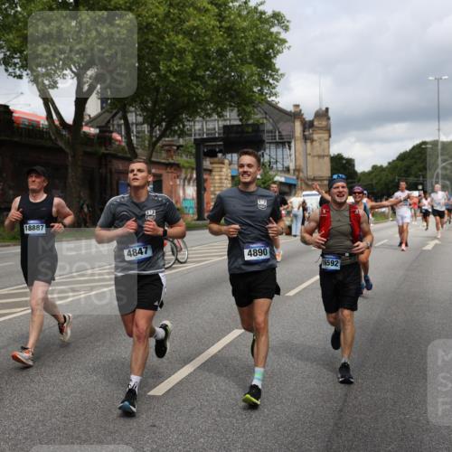 29.06.2025 - hella hamburg halbmarathon Yannick Fuchs http://msf.ph/oto/8183211 29.06.2025 10:43:19 20KM 1094, 1342, 1381, 1452, 1476, 2260, 2592, 2596, 2706, 3060, 3985, 4183, 4185, 4847, 4890, 5705, 6158, 6389, 7067, 7297, 8112, 8302, 8821, 9038, 9213, 9649, 9661, 9695, 10053, 10184, 10859, 10860, 11340, 11519, 11579, 11679, 11779, 11977, 12094, 12421, 12533, 13009, 13183, 13233, 13269, 13450, 13688, 15384, 15422, 15857, 15894, 16369, 16592, 16627, 17173, 17632, 17745, 18598, 18842, 18873, 18887 meine-sportfotos.de