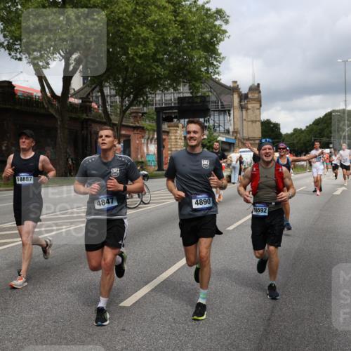 29.06.2025 - hella hamburg halbmarathon Yannick Fuchs http://msf.ph/oto/8183221 29.06.2025 10:43:19 20KM 1094, 1342, 1381, 1452, 1476, 2260, 2592, 2596, 2706, 3060, 3985, 4183, 4185, 4847, 4890, 5705, 6158, 6389, 7067, 7297, 8112, 8302, 8821, 9038, 9213, 9649, 9661, 9695, 10053, 10184, 10859, 10860, 11340, 11519, 11579, 11679, 11779, 11977, 12094, 12421, 12533, 13009, 13183, 13233, 13269, 13450, 13688, 15384, 15422, 15857, 15894, 16369, 16592, 16627, 17173, 17632, 17745, 18598, 18842, 18873, 18887 meine-sportfotos.de