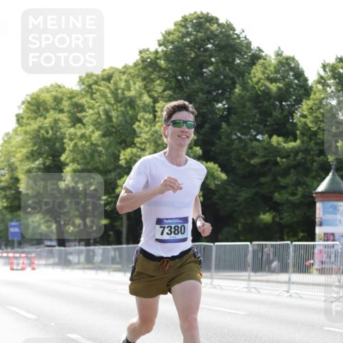 29.06.2025 - hella hamburg halbmarathon Jannik Wohlers http://msf.ph/oto/8183257 29.06.2025 09:42:59 Lombardsbrücke 1271, 6090, 7380, 9565, 9767, 10867, 13374, 14757, 15483, 15671, 18328, 18693, 18695, 18989 meine-sportfotos.de
