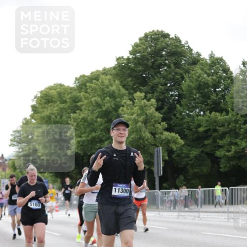 29.06.2025 - hella hamburg halbmarathon Jannik Wohlers http://msf.ph/oto/8183284 29.06.2025 10:23:15 Lombardsbrücke 1048, 1304, 2125, 4391, 4646, 5160, 5406, 6747, 7029, 8031, 8181, 8676, 9715, 10649, 11300, 11454, 11793, 12874, 13149, 14512, 14521, 15709, 15739, 15853, 16185, 16251, 16331, 17199, 17385, 18070, 18071, 18089, 18314, 18402, 18818, 18865 meine-sportfotos.de