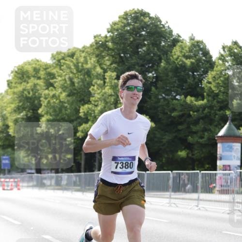 29.06.2025 - hella hamburg halbmarathon Jannik Wohlers http://msf.ph/oto/8183298 29.06.2025 09:42:59 Lombardsbrücke 1271, 6090, 7380, 9565, 9767, 10867, 13374, 14757, 15483, 15671, 18328, 18693, 18695, 18989 meine-sportfotos.de