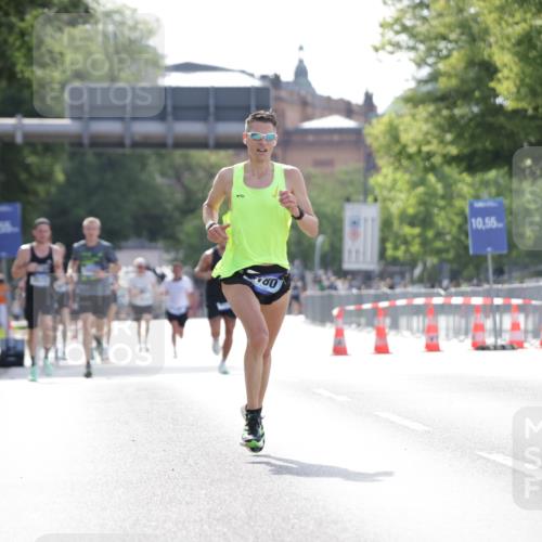 29.06.2025 - hella hamburg halbmarathon Jannik Wohlers http://msf.ph/oto/8183307 29.06.2025 09:43:03 Lombardsbrücke 1271, 2180, 6090, 7380, 9565, 9767, 10867, 13374, 14757, 15483, 15671, 18328, 18693, 18695, 18989 meine-sportfotos.de