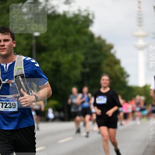 29.06.2025 - hella hamburg halbmarathon Dr. Thomas Lammeyer http://msf.ph/oto/8183380 29.06.2025 10:10:39 Kennedybrücke 1766, 1936, 1981, 4542, 4550, 4666, 5431, 5951, 8051, 8744, 8960, 10214, 10736, 10886 meine-sportfotos.de