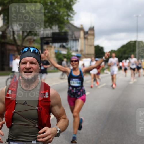 29.06.2025 - hella hamburg halbmarathon Yannick Fuchs http://msf.ph/oto/8183382 29.06.2025 10:43:20 20KM 1094, 1342, 1381, 1452, 1476, 2260, 2592, 2596, 2706, 2889, 3060, 3985, 4183, 4185, 4847, 4890, 5705, 6158, 7067, 7297, 8112, 8302, 8821, 9038, 9126, 9213, 9649, 9661, 9695, 10053, 10184, 10859, 10860, 11340, 11519, 11579, 11679, 11779, 11977, 12094, 12421, 12533, 13009, 13183, 13233, 13269, 13450, 13688, 15384, 15422, 15857, 15894, 16114, 16369, 16592, 16627, 17173, 17632, 18598, 18842, 18873, 18887 meine-sportfotos.de