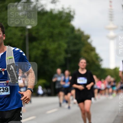 29.06.2025 - hella hamburg halbmarathon Dr. Thomas Lammeyer http://msf.ph/oto/8183387 29.06.2025 10:10:39 Kennedybrücke 1766, 1936, 1981, 4542, 4550, 4666, 5431, 5951, 8051, 8744, 8960, 10214, 10736, 10886 meine-sportfotos.de