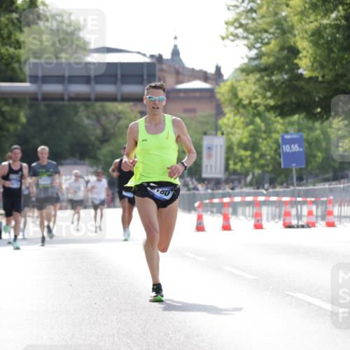 29.06.2025 - hella hamburg halbmarathon Jannik Wohlers http://msf.ph/oto/8183391 29.06.2025 09:43:04 Lombardsbrücke 1271, 2180, 6090, 7380, 9565, 9767, 10867, 13374, 14757, 15483, 15671, 18328, 18693, 18695, 18989 meine-sportfotos.de