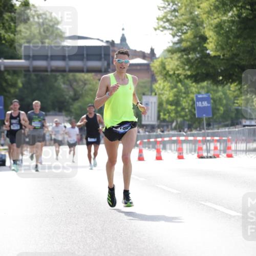 29.06.2025 - hella hamburg halbmarathon Jannik Wohlers http://msf.ph/oto/8183473 29.06.2025 09:43:04 Lombardsbrücke 1271, 2180, 6090, 7380, 9565, 9767, 10867, 13374, 14757, 15483, 15671, 18328, 18693, 18695, 18989 meine-sportfotos.de