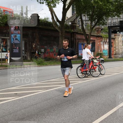 29.06.2025 - hella hamburg halbmarathon Yannick Fuchs http://msf.ph/oto/8183515 29.06.2025 10:43:22 20KM 1094, 1342, 1381, 1452, 1476, 2260, 2504, 2592, 2596, 2706, 2889, 3060, 4183, 4185, 4847, 4890, 5460, 5705, 6158, 7067, 7297, 8112, 8302, 8821, 9038, 9126, 9213, 9463, 9649, 9661, 9695, 10053, 10184, 10859, 10860, 11340, 11519, 11579, 11679, 11779, 11977, 12094, 12421, 12533, 13009, 13183, 13233, 13269, 13450, 13688, 15384, 15422, 15523, 15857, 15894, 16114, 16369, 16592, 16627, 17173, 17632, 18598, 18842, 18873, 18887 meine-sportfotos.de
