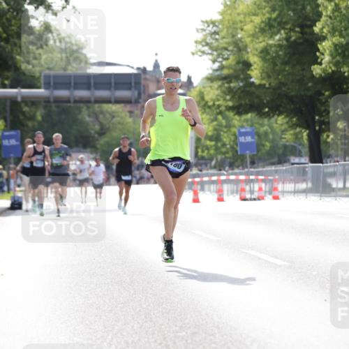 29.06.2025 - hella hamburg halbmarathon Jannik Wohlers http://msf.ph/oto/8183602 29.06.2025 09:43:04 Lombardsbrücke 1271, 2180, 6090, 7380, 9565, 9767, 10867, 13374, 14757, 15483, 15671, 18328, 18693, 18695, 18989 meine-sportfotos.de