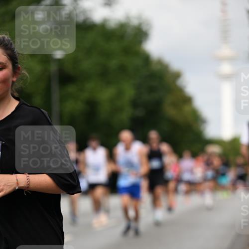 29.06.2025 - hella hamburg halbmarathon Dr. Thomas Lammeyer http://msf.ph/oto/8183613 29.06.2025 10:10:42 Kennedybrücke 1766, 1936, 1981, 4550, 4666, 5431, 5951, 6572, 8051, 8960, 10297, 10736, 10886 meine-sportfotos.de