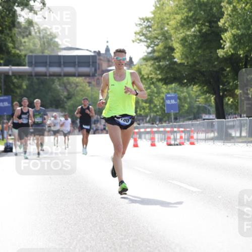 29.06.2025 - hella hamburg halbmarathon Jannik Wohlers http://msf.ph/oto/8183634 29.06.2025 09:43:04 Lombardsbrücke 1271, 2180, 6090, 7380, 9565, 9767, 10867, 13374, 14757, 15483, 15671, 18328, 18693, 18695, 18989 meine-sportfotos.de