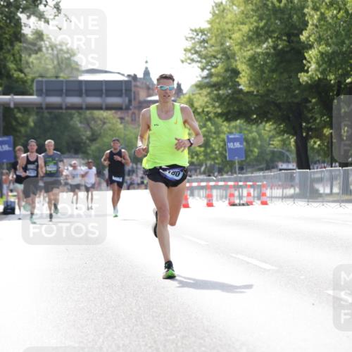 29.06.2025 - hella hamburg halbmarathon Jannik Wohlers http://msf.ph/oto/8183643 29.06.2025 09:43:04 Lombardsbrücke 1271, 2180, 6090, 7380, 9565, 9767, 10867, 13374, 14757, 15483, 15671, 18328, 18693, 18695, 18989 meine-sportfotos.de