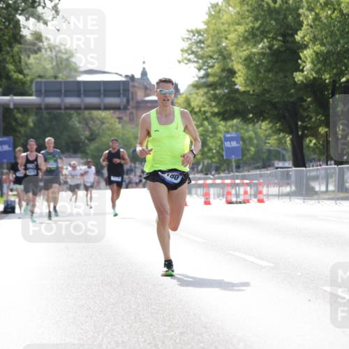 29.06.2025 - hella hamburg halbmarathon Jannik Wohlers http://msf.ph/oto/8183672 29.06.2025 09:43:04 Lombardsbrücke 1271, 2180, 6090, 7380, 9565, 9767, 10867, 13374, 14757, 15483, 15671, 18328, 18693, 18695, 18989 meine-sportfotos.de