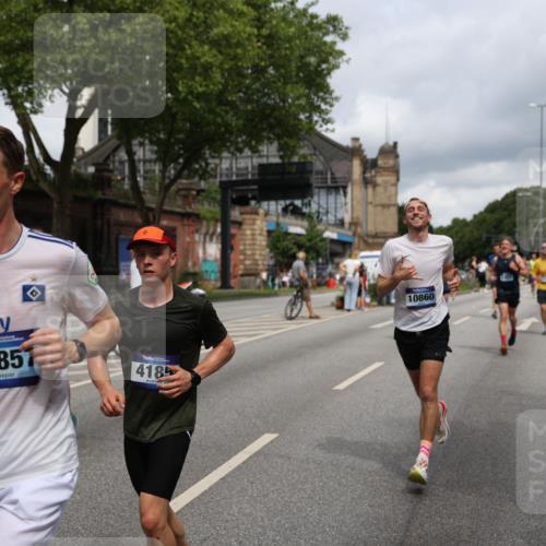 29.06.2025 - hella hamburg halbmarathon Yannick Fuchs http://msf.ph/oto/8183791 29.06.2025 10:43:25 20KM 1094, 1342, 1381, 1452, 1476, 2013, 2504, 2592, 2596, 2706, 2889, 2937, 3060, 4017, 4183, 4185, 4847, 4890, 5460, 5705, 6158, 7067, 7297, 8112, 8302, 8821, 9038, 9126, 9213, 9463, 9619, 9649, 9661, 9695, 10053, 10184, 10859, 10860, 11340, 11519, 11579, 11679, 11779, 11977, 12094, 12421, 12533, 12670, 13233, 13269, 13688, 14526, 15384, 15422, 15523, 15857, 15894, 16114, 16369, 16592, 16627, 16731, 17173, 17632, 18842, 18873, 18887 meine-sportfotos.de